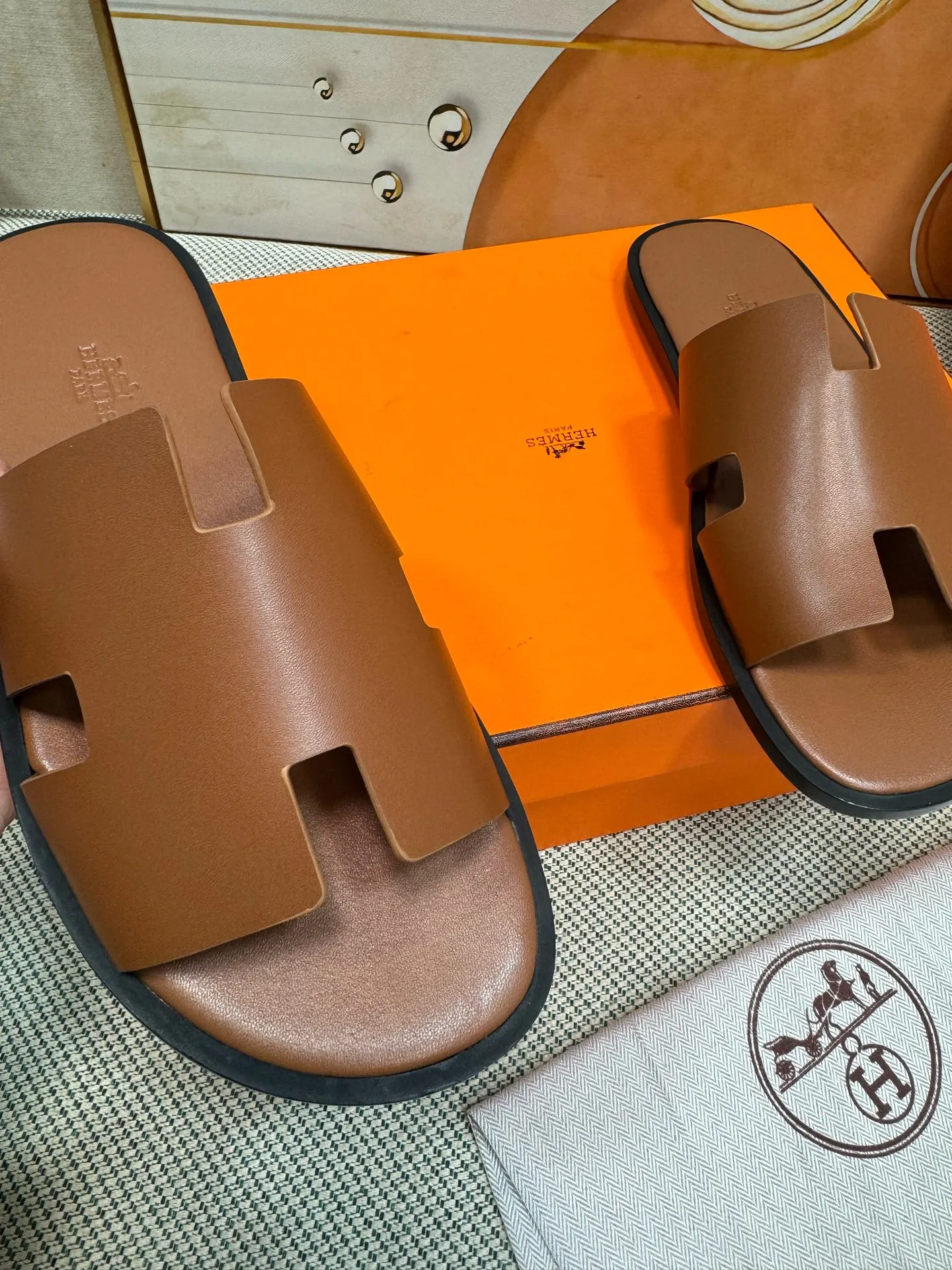 👟👟Ex-factory price 560👟👟 "HERMES" [Classic Original Version] Hermès; Top 🔝 Purchasing Agency 🔍🔍 Men's Latest 🇺🇸 Counter Sales Simultaneously, Original Imported from Italy: Silk Cowhide · Prominent (High-end · Nobility · Grade) Exquisite Workmanship (Italian 🇮🇹 Imported Water Dye Brand Wear-resistant ultra-thousand leather feet) Soles: Original soles specially provided by the original factory, ⚠exclusive double-layer movable rubber molded outsole; super comfortable, wear-resistant, non-slip, environmentally friendly🌳🌳🌳, real photos taken🎬The real ones are more beautiful🔍🔍 (high quality, single goods), you can enter and exit the counter at will* Code number: 38·39·40·41·42·43·44# (45# can be customized) (46 47➕30 customization is not returnable) Welcome to place an order...☕